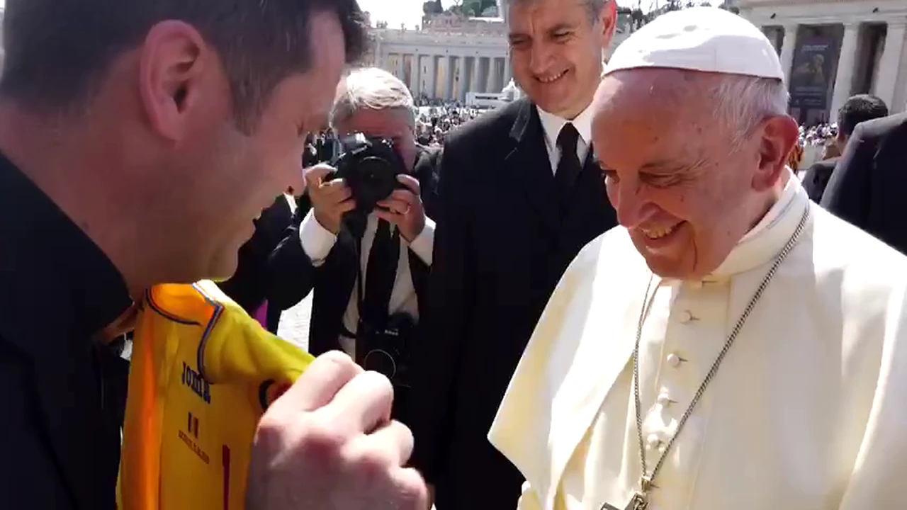A mers cu tricoul semnat de Papa Francisc la meciul României cu Slovacia. Detaliul din tribună despre care nu s-a știut nimic