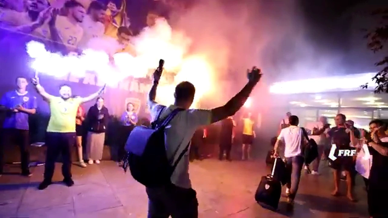 Imagini nedifuzate din momentul în care jucătorii României au revenit la Wurzburg. Florinel Coman a luat microfonul, Alibec și Mogoș – show total