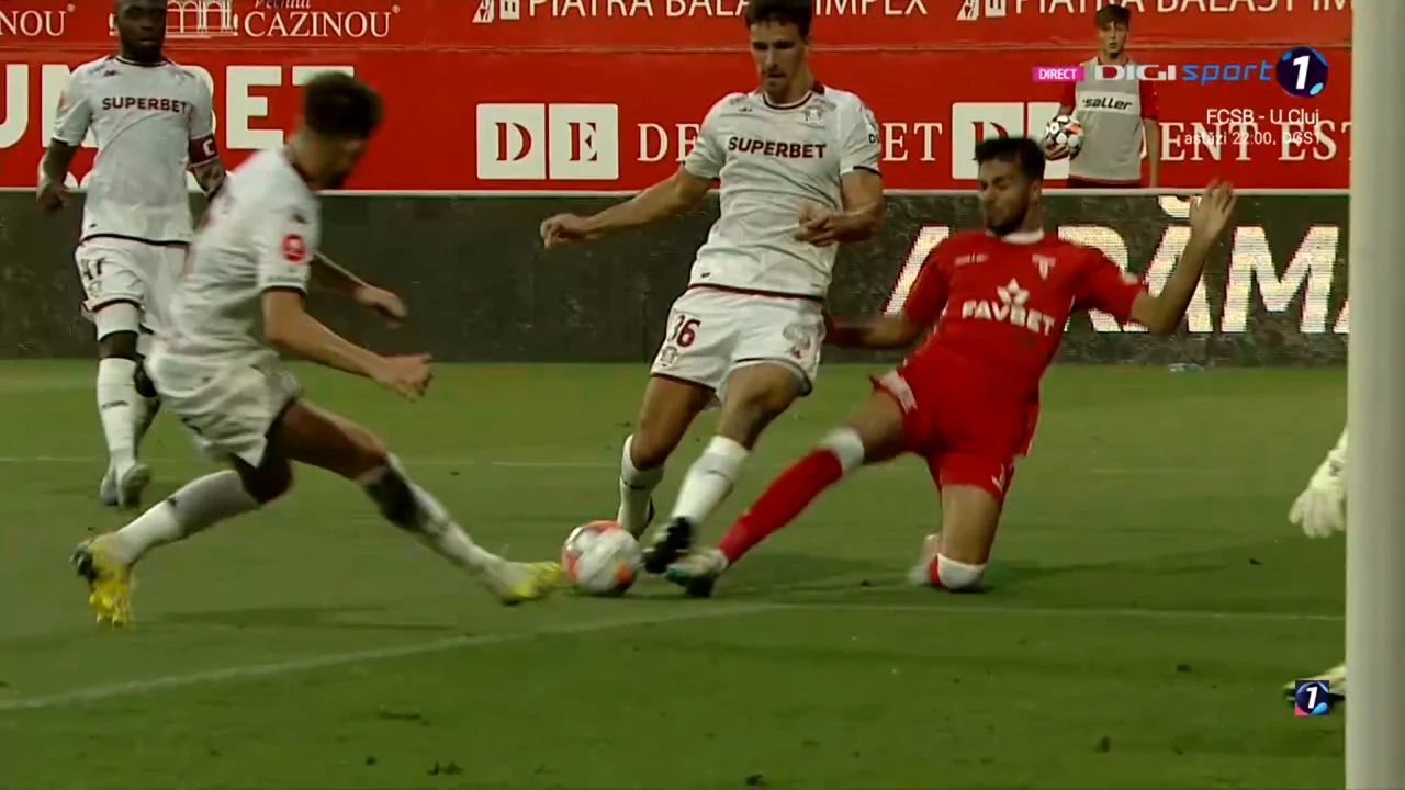 Fază uluitoare în finalul nebun din UTA – Rapid! Colțescu a încălcat grav regulamentul VAR și i-a anulat un gol Aradului. Ce s-a întâmplat