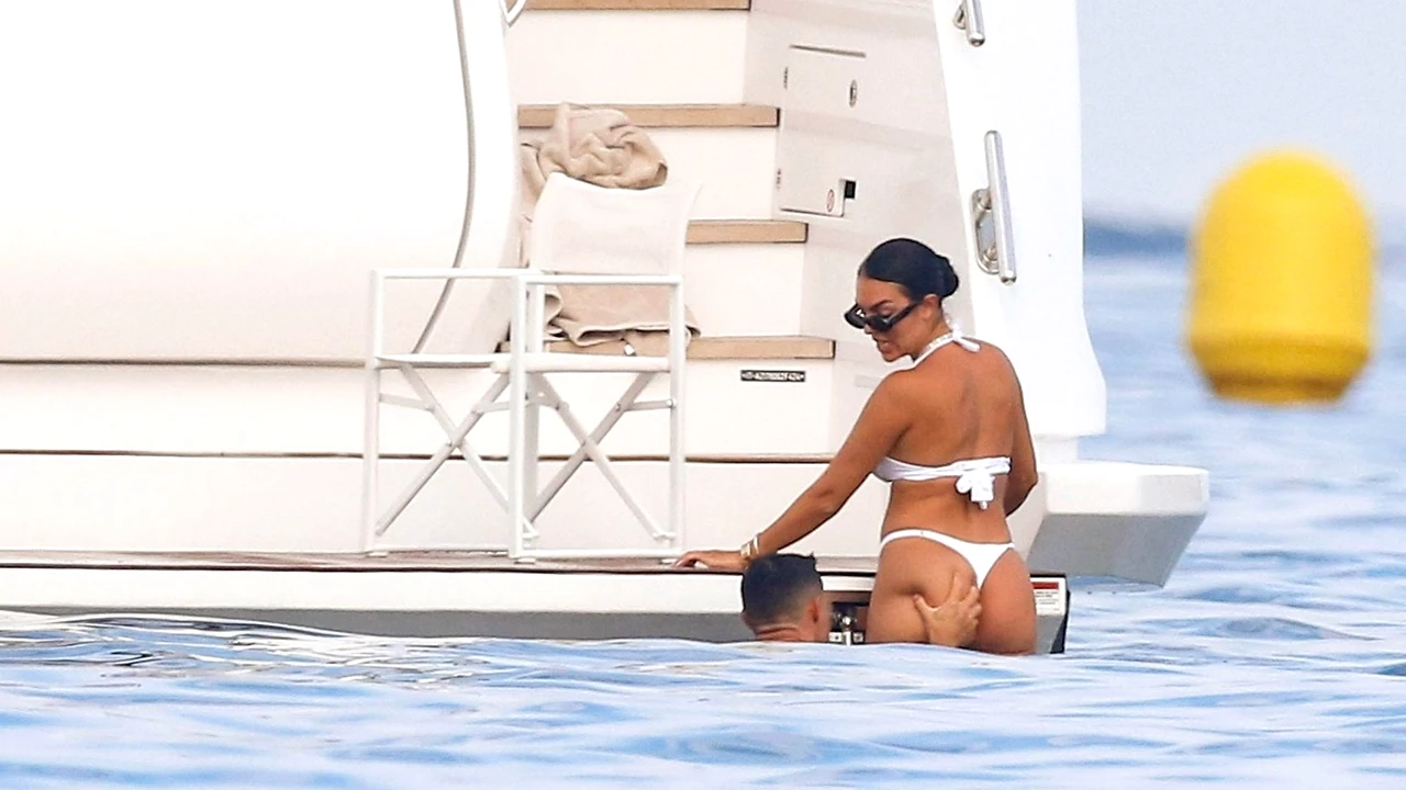 Cristiano Ronaldo și Georgina, așa cum nu au mai fost surprinși niciodată! Ce au făcut pe un iaht de lux, în larg, când credeau că nu-i vede nimeni