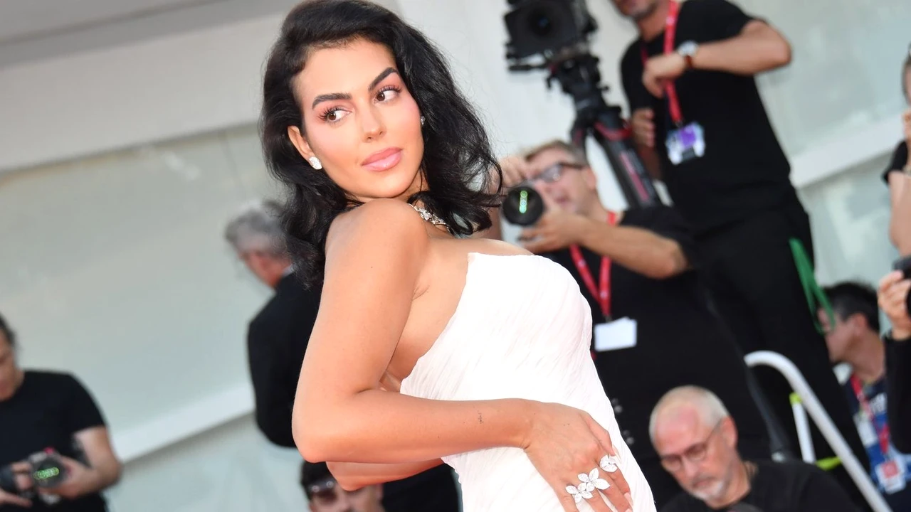 Georgina lui Ronaldo a pus FOC pe covorul roșu! Cum a putut să apară la festivalul de la Veneția. Sute de fotografi n-au putut să rateze momentul
