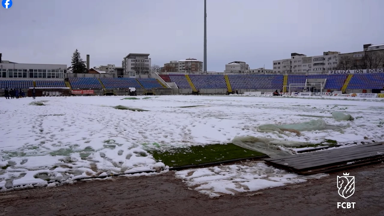 Iarnă în toată regula în nordul Moldovei, înainte de Botoșani – FCSB. Strat gros de zăpadă pe stadion
