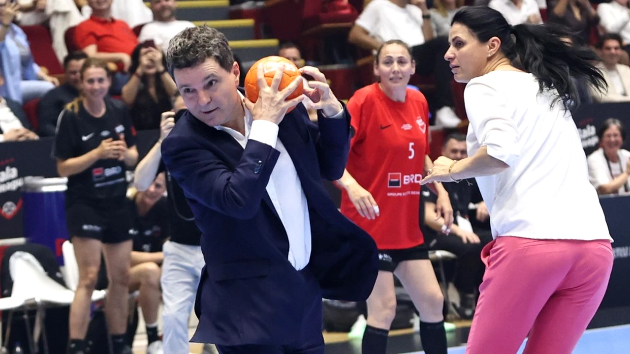 „Să știți că am jucat și eu handbal”. Explicațiile date de președintele Nicușor Dan după aruncările ratate la „Gala Neagu”