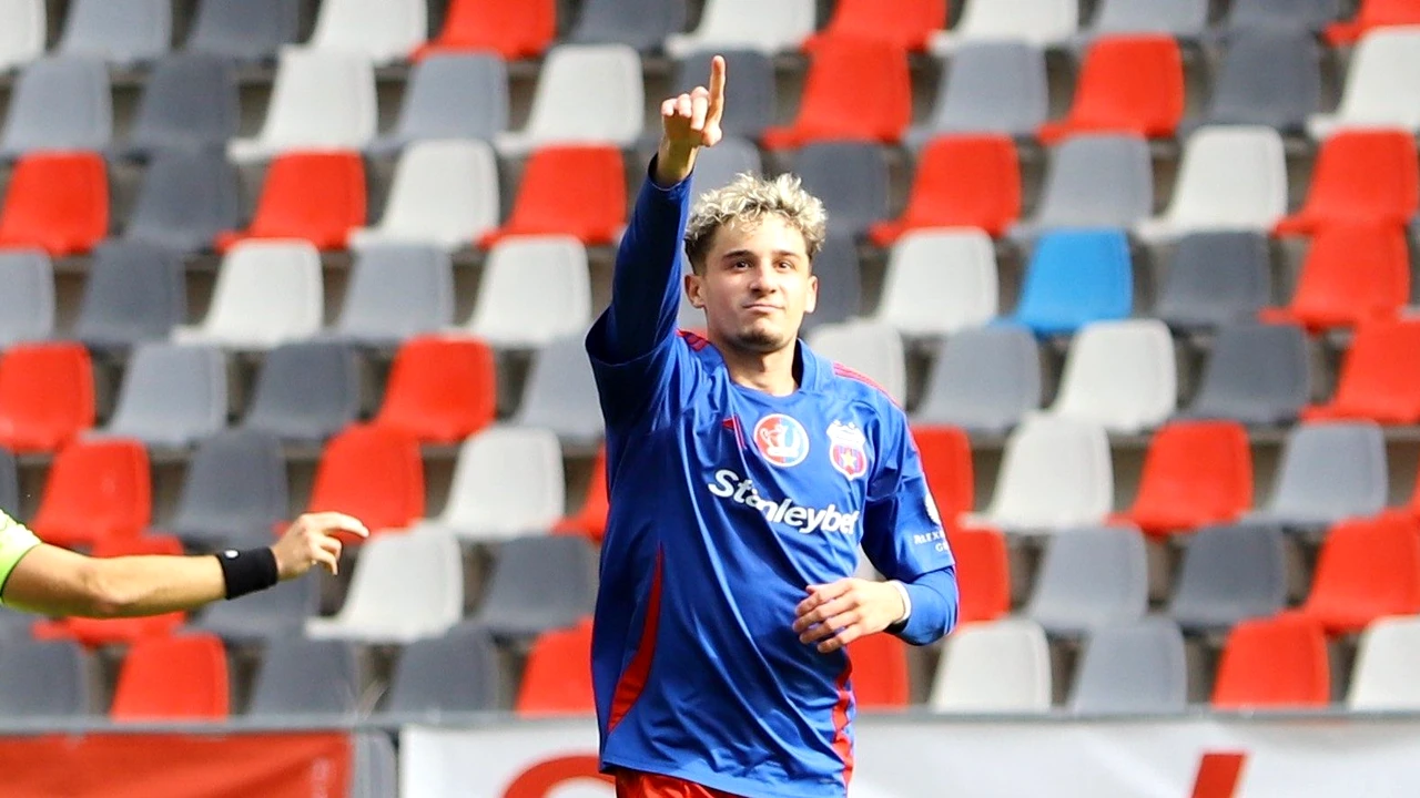 Nicolas Popescu, felicitat de Ianis Hagi după golul reușit pentru Steaua București