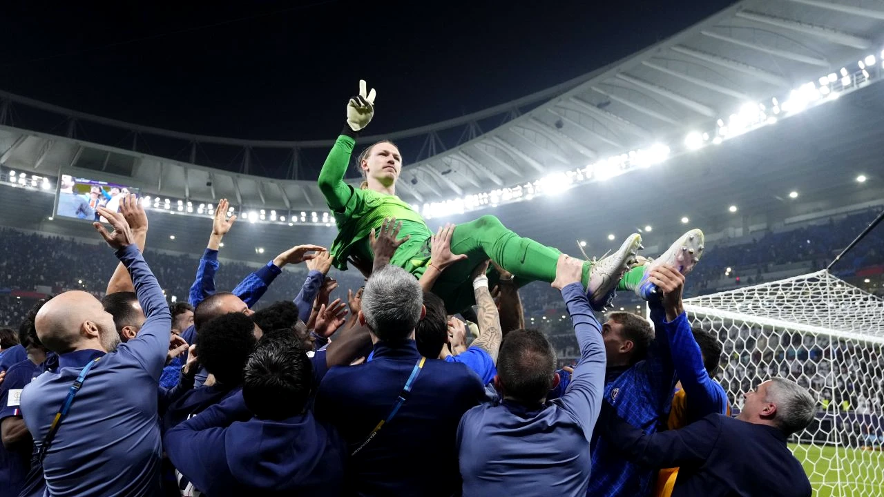 Luis Enrique, impresionat de jucătorul său: “Este prima dată când văd un portar care apără patru lovituri de la 11 metri”. Performanţa lui Safonov aminteşte de cea a lui Duckadam, din 1986