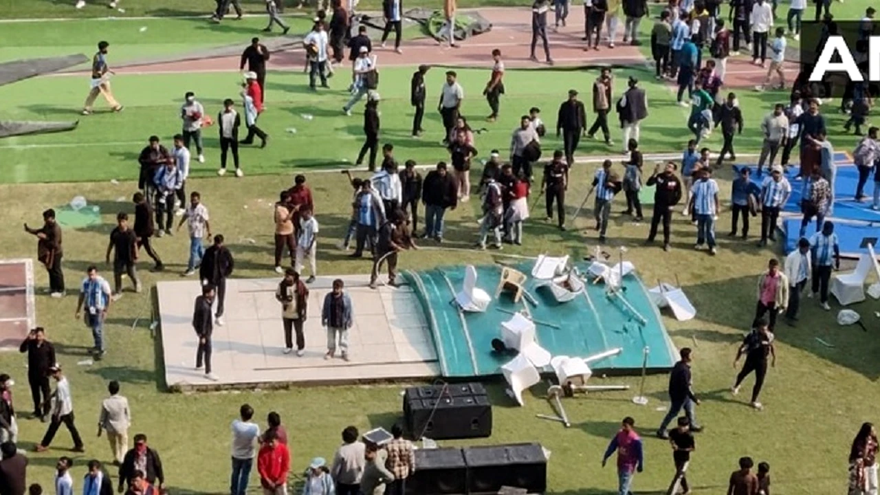 Scaune aruncate pe teren și fluierături din tribune la vizita lui Messi pe un stadion din India: „Este cel mai dezamăgitor lucru pe care l-am văzut vreodată”