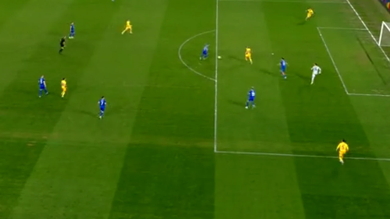 Neverosimil! La câteva secunde după ce a debutat în naţionala României, a gafat incredibil şi le-a făcut slovacilor un cadou