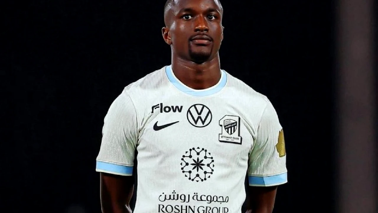 Fotbalistul lui Al-Ittihad a fost eliminat după un gest murdar. A fost surprins de arbitru în timpul meciului | VIDEO