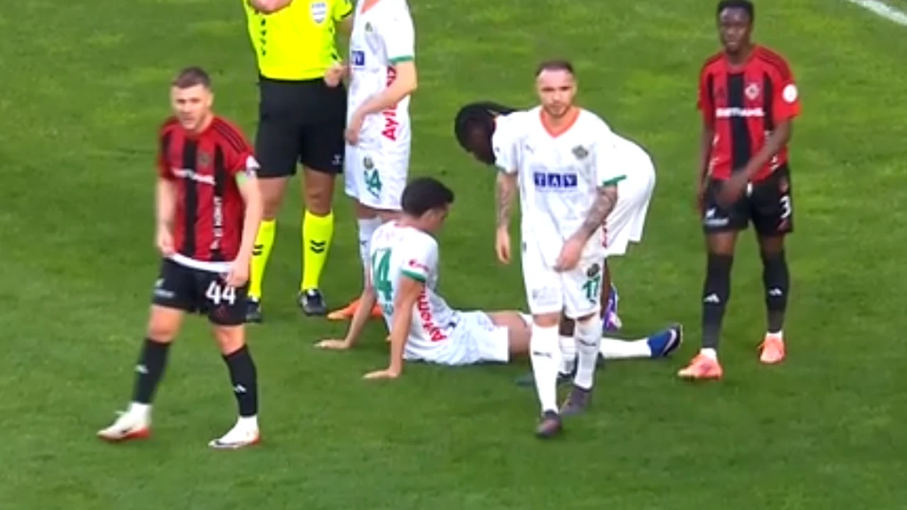 Ghinion teribil pentru Ianis Hagi. ”Prinţul” s-a accidentat în meciul în care l-a confruntat pe Alex Maxim. Înlocuitorul lui Ianis a marcat la prima atingere de balon