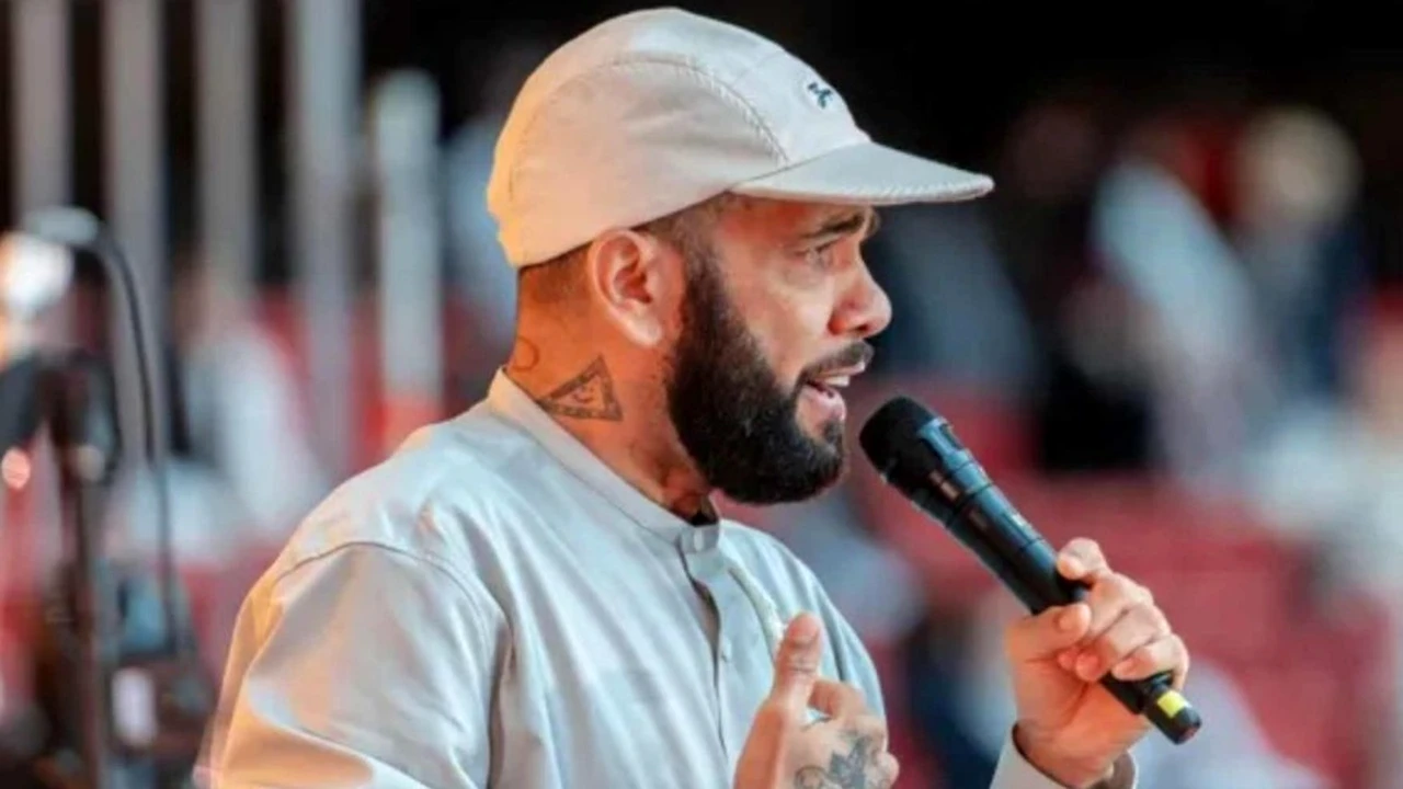 VIDEO | Transformarea incredibilă a lui Dani Alves. După ce a fost închis pentru viol, fostul fotbalist a predicat în faţa a 35 000 de persoane pe stadionul lui Atlético Madrid