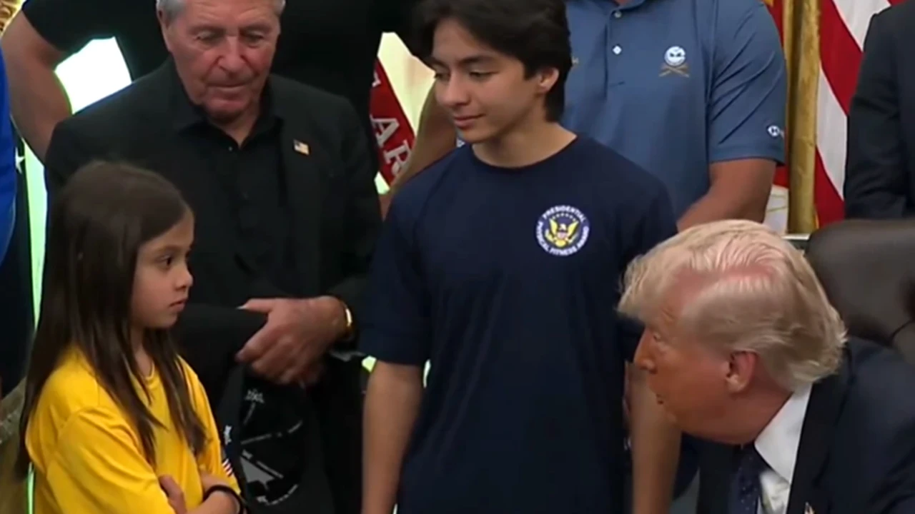 Fără să ezite, Donald Trump i-a spus unei fetițe să schimbe sportul în fața camerelor: “Poţi să loveşti mingea cu putere sau să sari destul de sus?”