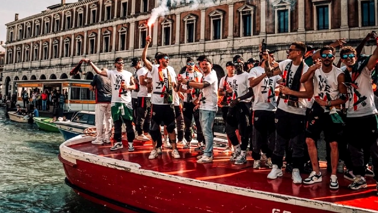 VIDEO | Paradă de gondole, după ce clubul a promovat în Serie A! A lipsit doar un sezon din prima ligă
