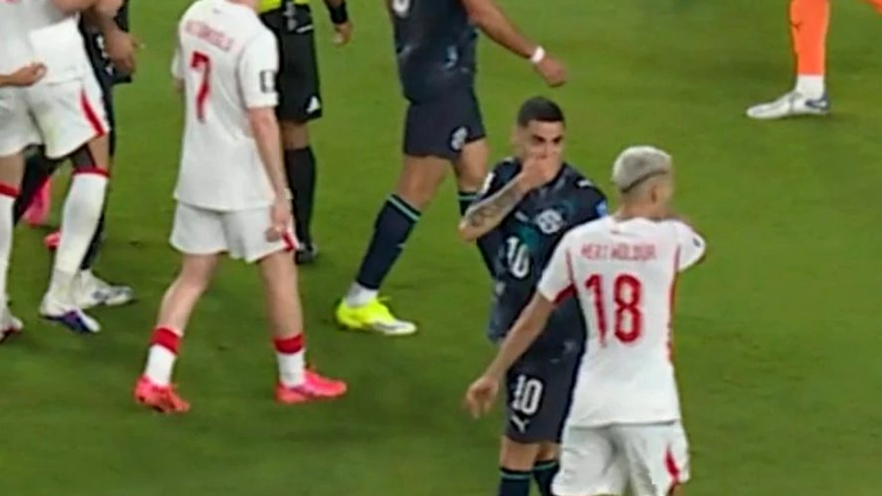 Premieră în fotbal: Almiron, eliminat pentru că şi-a acoperit gura în timp ce vorbea cu un adversar la meciul Turcia – Paraguay