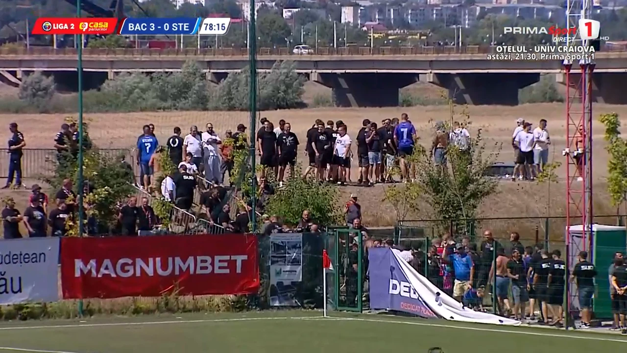 Peluza Sud nu a mai suportat umilinţa! Ultraşii Stelei au plecat mai devreme de pe stadion, după ce favoriţii au fost ridiculizaţi la Bacău