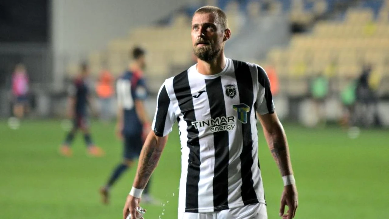 Gabi Tamaș în alb și negru. Mai mult în alb