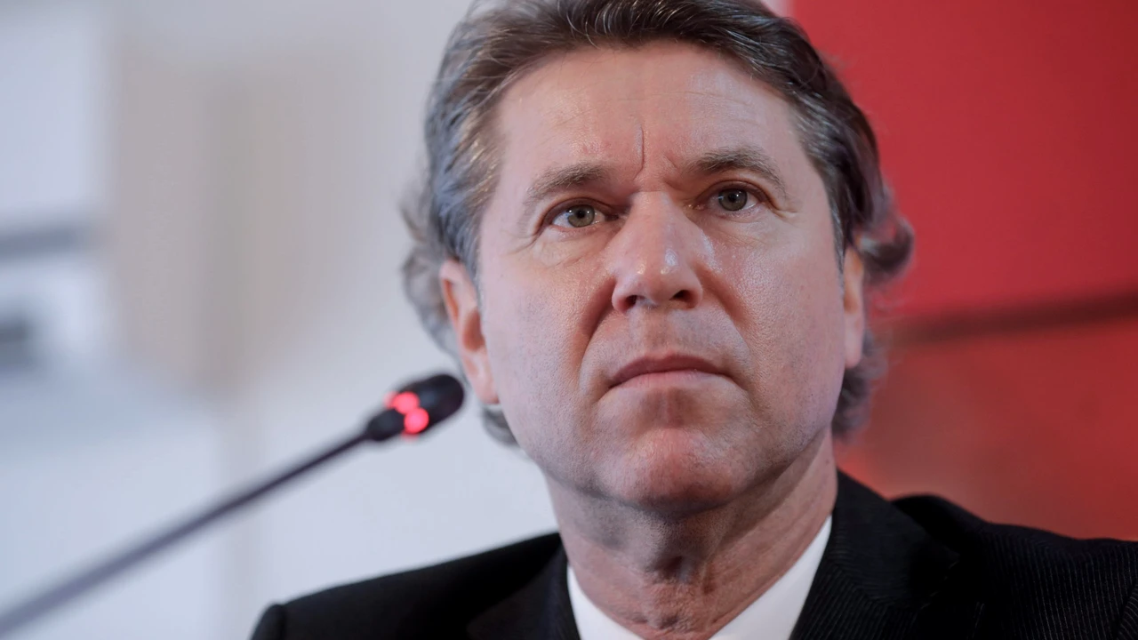 Răducioiu a divorțat de soție și se iubește cu fosta nevasta a unui condamnat pentru corupție. În trecut, el a cucerit un fost model celebru direct în stradă. GALERIE FOTO