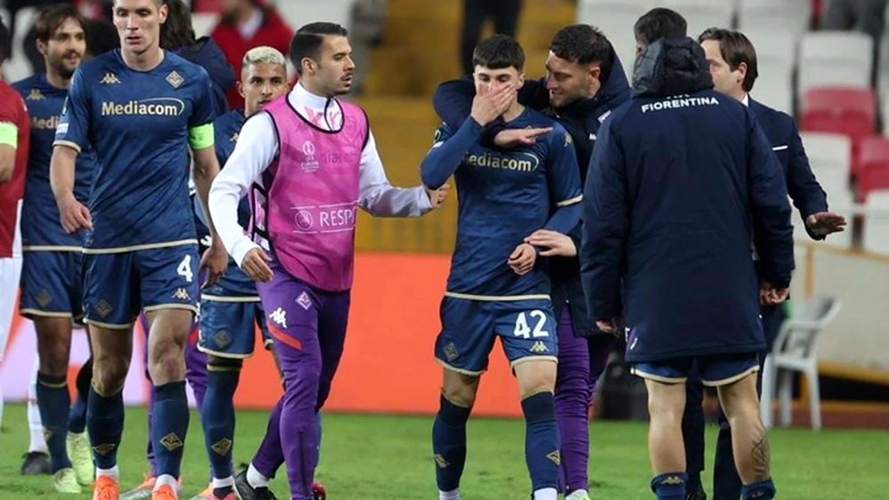 I-au spart fața în timp ce se bucura pentru gol. Moment imposibil de acceptat în Europa: fotbalistul Fiorentinei a fost umplut de sânge de fanii turci