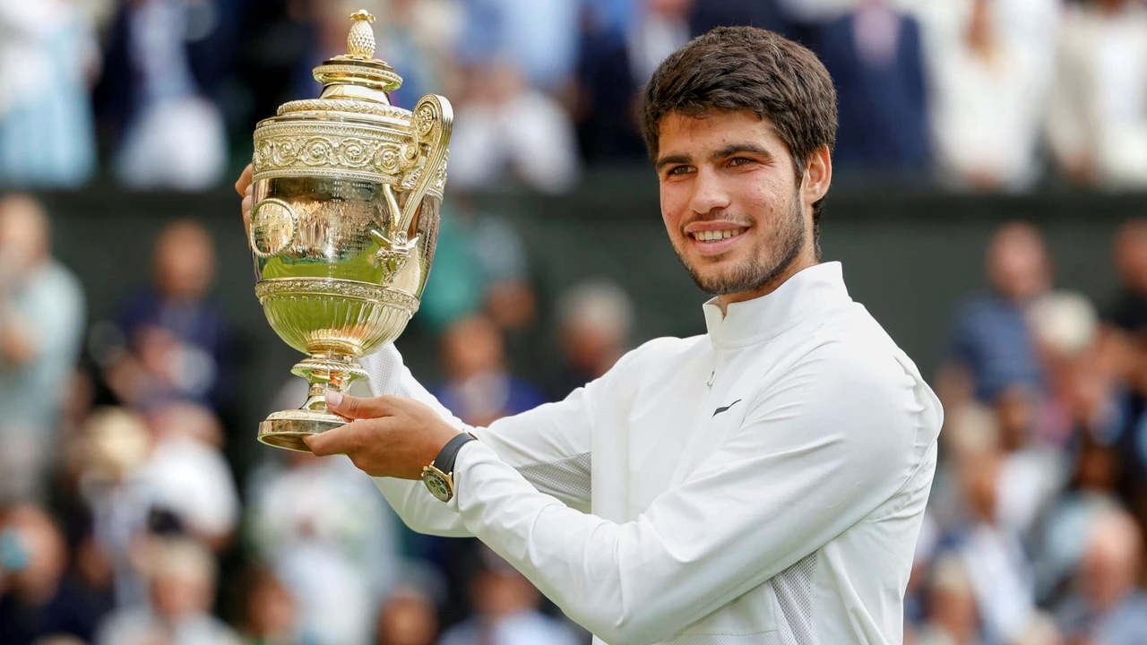 Carlos Alcaraz, prima reacție după ce l-a învins pe Novak Djokovic în finala Wimbledon 2023: „Fac parte din istorie”. Ce i-a transmis sârbului
