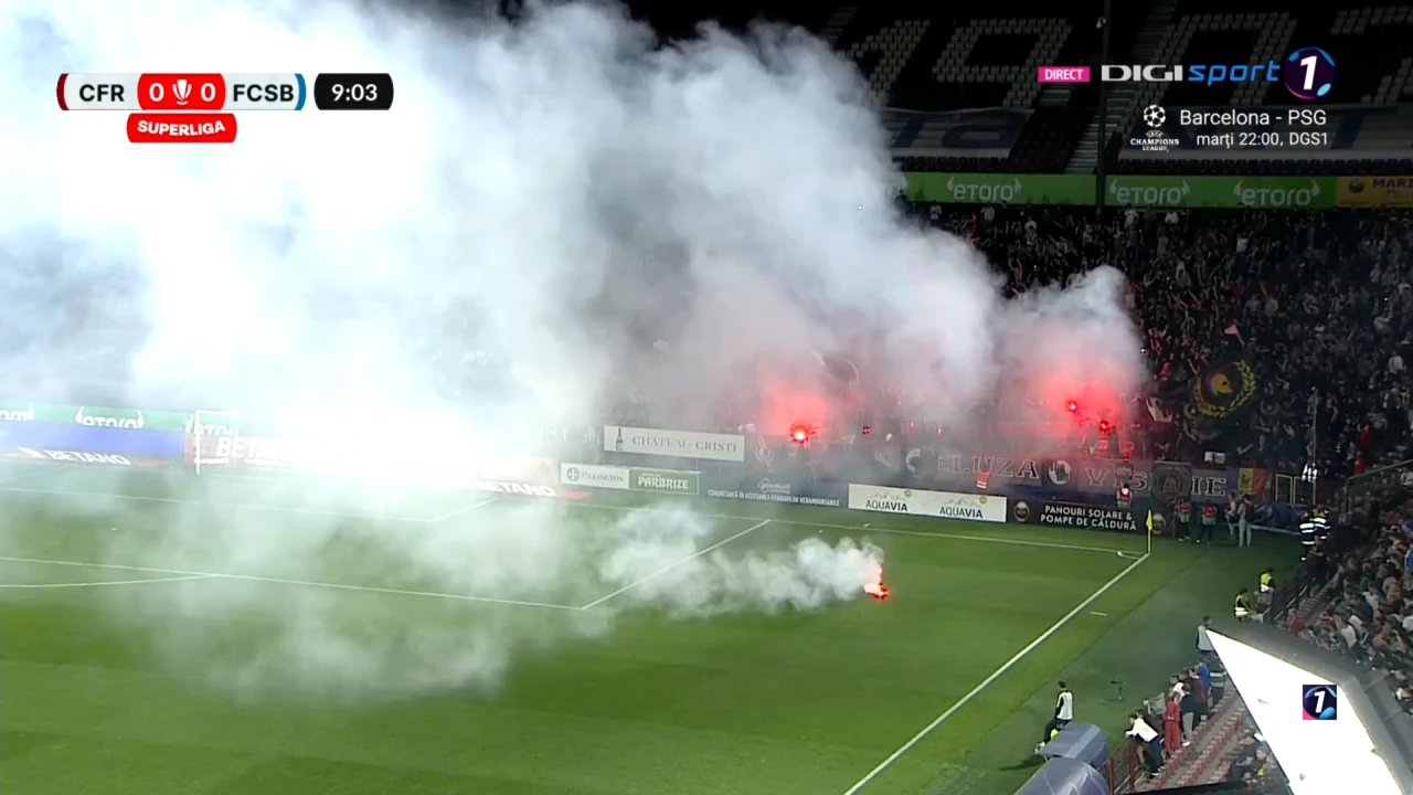 Eclipsată la ea acasă! CFR, fluierată copios în Gruia. S-a întors spectacolul pirotehnic pe stadioane. Arena s-a umplut de fum
