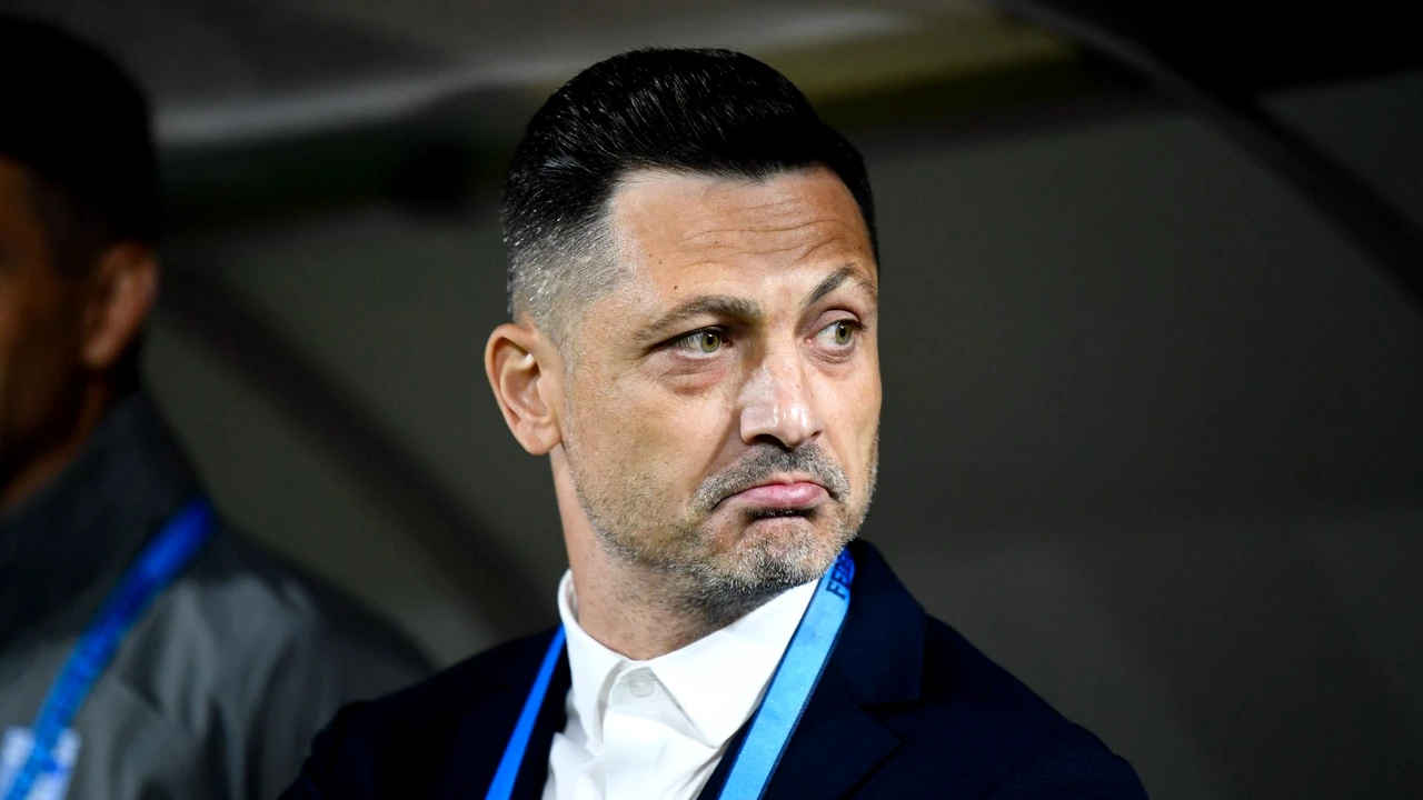 Întrebat de arbitraj, Rădoi l-a citat pe Mourinho: ”Am jucat și eu fotbal, nu hochei. Ne știm limitele”