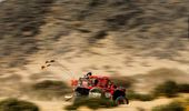 Exclusiv. Video de colecție din Raliul Dakar! Claudiu Barbu și Sebastian Loeb, împreună la miezul nopții în deșertul din Arabia Saudită