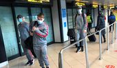 UPDATE. Primele poze cu jucătorii FCSB pe aeroport. De ce au întârziat trei ore și s-au urcat în două autocare