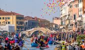 Reportaj spectaculos la Veneția! Fotbal în timpul carnavalului, pe stadionul de Serie A vechi de un secol, unde jucătorii ajung doar pe apă!