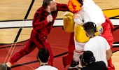 Conor McGregor, scene șocante! A făcut-o KO pe mascota celor de la Miami Heat. Victima a ajuns la spital. Video