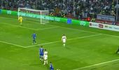Momente halucinante pentru Ronaldo! Un suporter furios a intrat pe teren sa-l lovească în Bosnia. Scene uluitoare