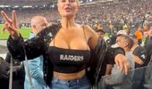 Gest nebunesc în tribune: O tânără a rămas topless în fața fanilor! Cum au reacționat forțele de ordine
