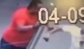 Momentul în care Ionel Ganea își lovește vecinul. Totul a fost filmat de o cameră de supraveghere. Victima a obținut ordin de protecție, Ganea este anchetat