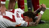 VIDEO | Noa Lang, operat de urgenţă după o accidentare bizară. Fotbalistul olandez s-a lovit de panourile publicitare de pe Anfield