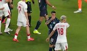 Premieră în fotbal: Almiron, eliminat pentru că şi-a acoperit gura în timp ce vorbea cu un adversar la meciul Turcia – Paraguay