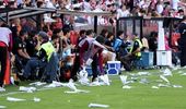 Protest incredibil în La Liga! Arbitrul a oprit meciul după ce fanii au aruncat pe teren avioane de hârtie și mingi de cauciuc