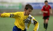 Azi e unul dintre cei mai cunoscuți fotbaliști din România, dar puțini îl recunosc în această imagine. Ai nevoie de indicii ca să-ți dai seama cine e?