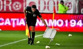 Dinamo anunță că huliganul care a aruncat cu scaunul după asistent la meciul cu Botoșani a fost identificat