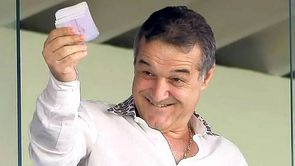 Becali a promis o primă de 100 de mii de euro pentru fiecare jucător de la FCSB, dar nu s-a ținut de cuvânt: „Ne gândeam ce apartamente ne luăm, dar ne-a dat doar atât”