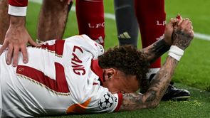 VIDEO | Noa Lang, operat de urgenţă după o accidentare bizară. Fotbalistul olandez s-a lovit de panourile publicitare de pe Anfield