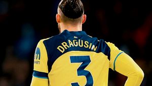 Radu Drăgușin, nota 7 după ce a jucat în Manchester United – Tottenham 2-0. Românul, lăudat: „Se bucură că nu l-a lăsat să plece”