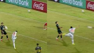 VIDEO | Gol de cascadorii râsului în Paraguay. Atacantul a ratat un penalty, apoi s-a trezit că mingea i-a fost degajată în faţă înainte de a intra în poartă