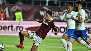 A refuzat un salariu aproape dublu de la Dinamo ca să joace pentru Rapid. Detaliul neștiut din negocierile purtate de Șucu cu Alex Dobre