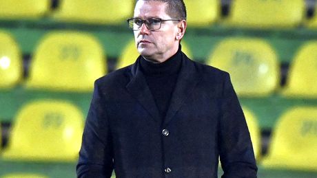 Flavius Stoican a făcut SHOW la conferinţa de presă, după ce a fost învins la debut de FCSB: ”Rădoi? Fratele meu, dar aş vrea să-l mănânc”