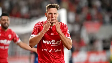 Primire ostilă pentru Dennis Politic, în Dinamo – Hermannstadt. Fanii ”câinilor roşii” l-au luat în colimator pe fostul căpitan. Ce au scandat ultraşii