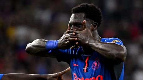 Joyskim Dawa, dorit de un club puternic din străinătate. Ce club a pus ochii pe fundaşul FCSB