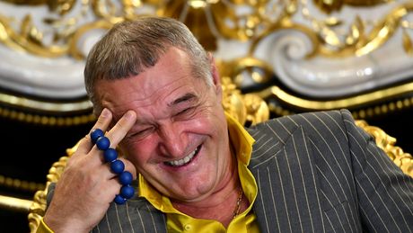 FOTO Becali și-a prezentat noua bijuterie de lux: ”Este cea mai bună maşină dintre toate maşinile lumii, de departe!”