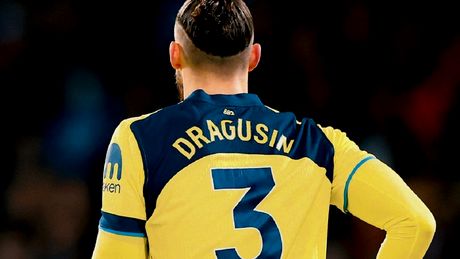 Radu Drăgușin, nota 7 după ce a jucat în Manchester United – Tottenham 2-0. Românul, lăudat: „Se bucură că nu l-a lăsat să plece”