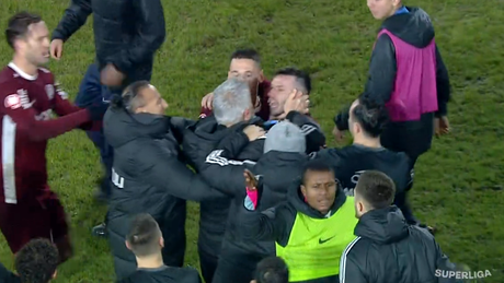 CFR Cluj – U Cluj 3-2. Scene incredibile după meci! Bergodi a sărit să-l bată pe Cordea și a fost eliminat, fanii au vrut să intre pe teren