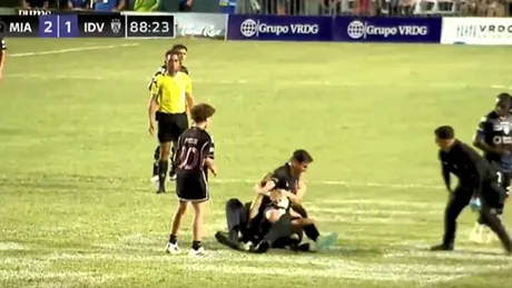 VIDEO Lionel Messi, la pământ din cauza unui fan în timpul unui meci amical