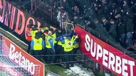 CFR Cluj, amendată cu 20.000 de lei în urma incidentelor de la derby-ul cu U Cluj. Suporterii oaspeţi au încercat să intre pe teren şi a fost nevoie de intervenţia jandarmilor