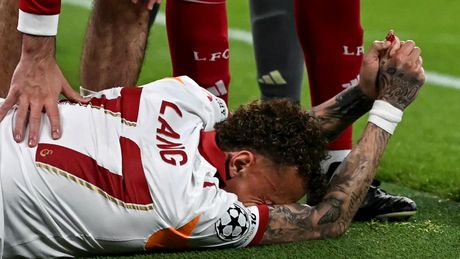 VIDEO | Noa Lang, operat de urgenţă după o accidentare bizară. Fotbalistul olandez s-a lovit de panourile publicitare de pe Anfield